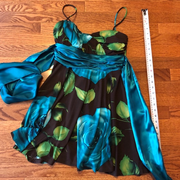 Stunning size 5 strapped dress with padded cups - Picture 2 of 7